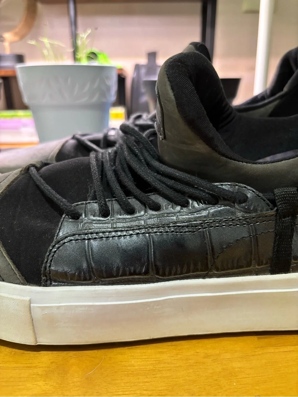 Article number Sneaker Lot Sneakers in Light Gray and Black Men’s.